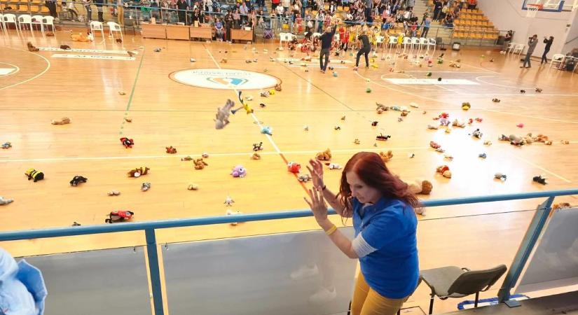 Mackók záporoztak a kosármeccsen Tiszaújvárosban – megható oka volt a különös akciónak (képekkel, videóval)