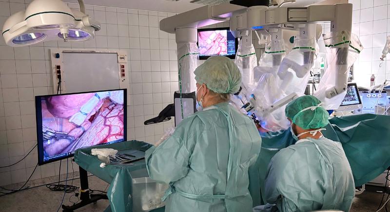 Elkezdődtek a robotasszisztált mellkassebészeti műtétek a debreceni klinikán
