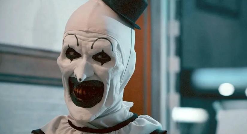 A Terrifier sztárja a bohócrémnek beöltözve kérte meg a barátnője kezét ország-világ előtt, és erről videó is készült