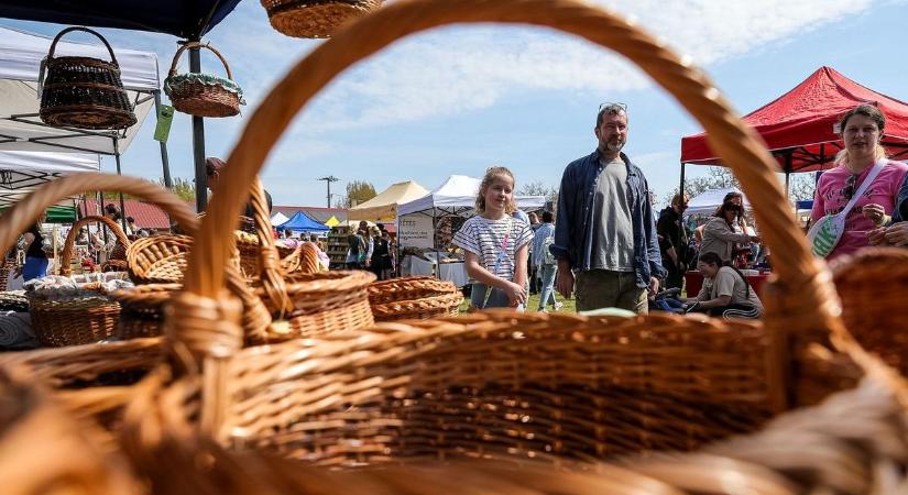Lángos és sajtillat a győrújfalui Manó Tanyán - A Szigetközi Szatyor vásár sok-sok fotón, videón