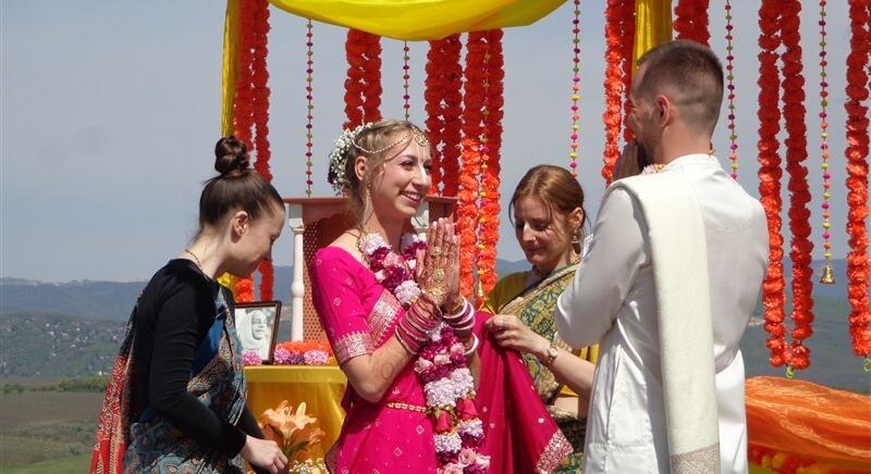 A norvég fjordoktól az egri lankákig – krisnás esküvő a Bükk lábánál