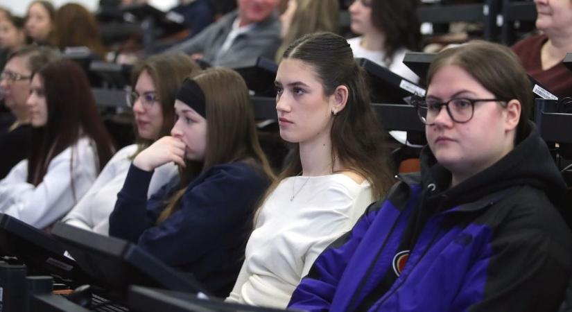Diákok mérték össze tudásukat a pécsi egyetemen