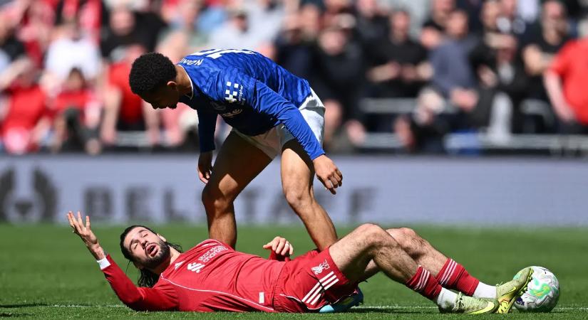 Dráma a derbin, hordágyon vitték le a Liverpool sztárját