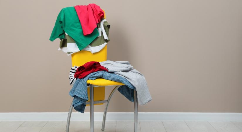 A pszichoterapeuta elárulja, mit jelent, ha mindig tele van a székünk ruhákkal
