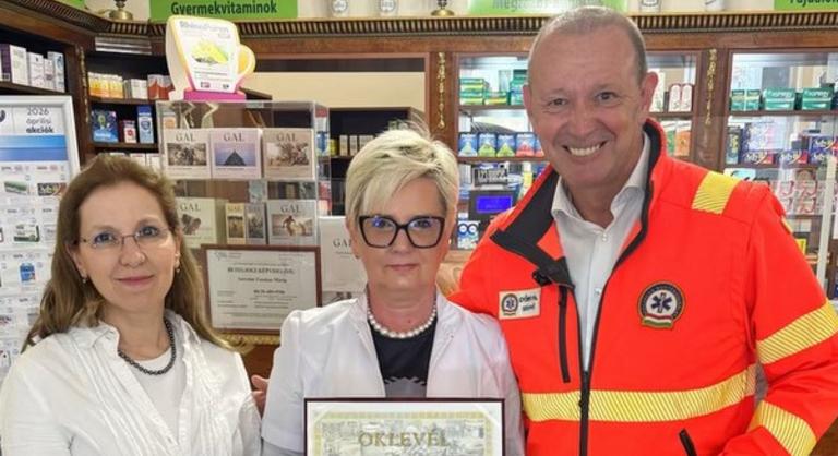 Gyógyszertári dolgozók és vásárlók mentették meg az összeesett férfi életét egy budapesti patikában