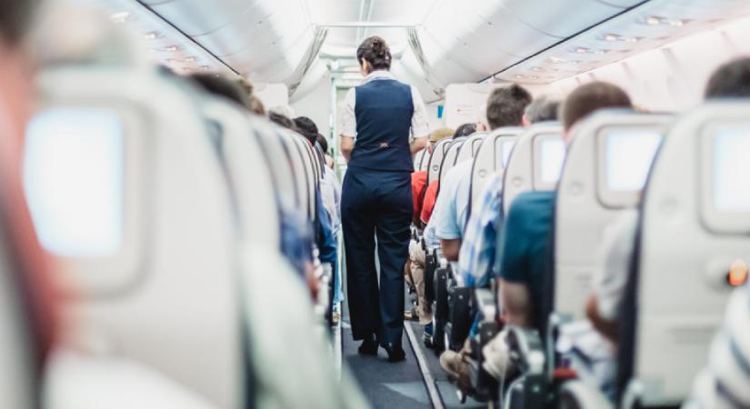 Sokkot kapott a lány, amikor kinyitotta a repülőn kapott chipset - Videó