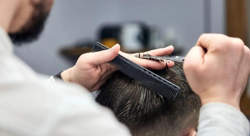 Újra vonzó a '90-es évek csajmágnese: ez a férfi frizura szívtiprót varázsol belőled