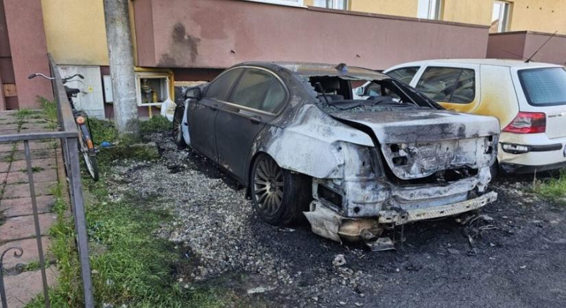 Szándékosan gyújtottak fel egy autót az erdélyi városban – Három gyanúsítottat őrizetbe vettek