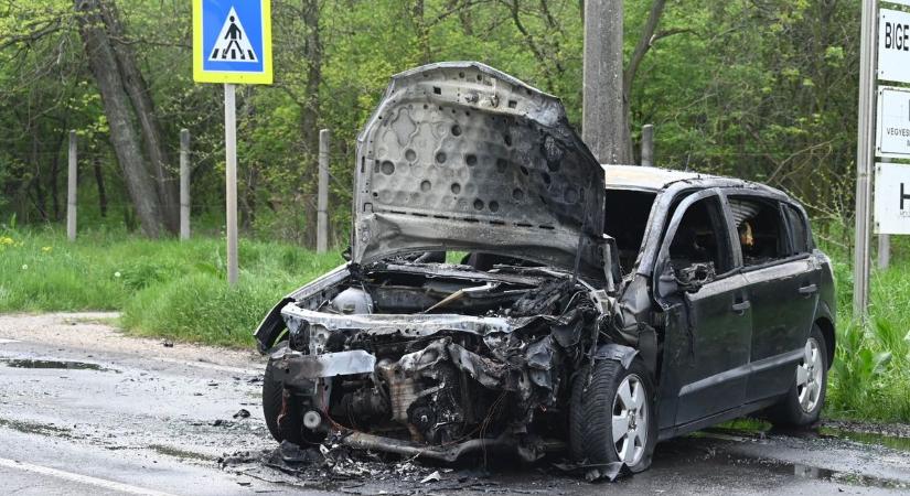 Porig égett egy autó a szolnoki baleset után: minden másodperc számít, ha mindent felemészt a tűz – galériával