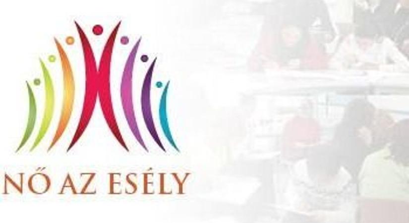 Munkahelyek és új esélyek: hátrányos helyzetű nők segítik a tanárok munkáját