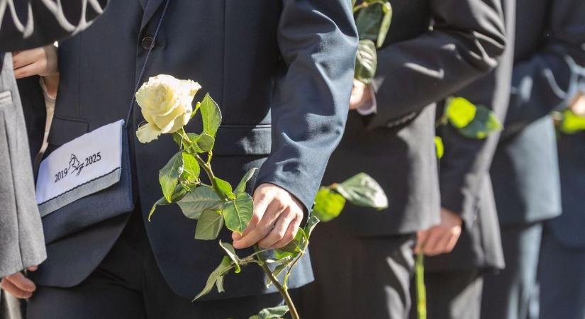 Nyakunkon a ballagások, kiderült, mennyit illik adni ajándékba