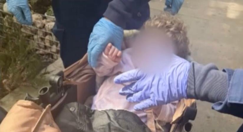 „Csak a földön aludt, és mellette egy vödörbe ürítettek” – döbbenetes körülmények közt élt egy nő 11 hónapos kislányával Zuglóban, állatmentők találtak rá a gyerekre