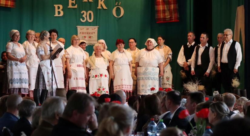 Harmincéves jubileumát ünnepelte a BERKŐ Népdalkör – CD-bemutatóval és közös ünnepléssel