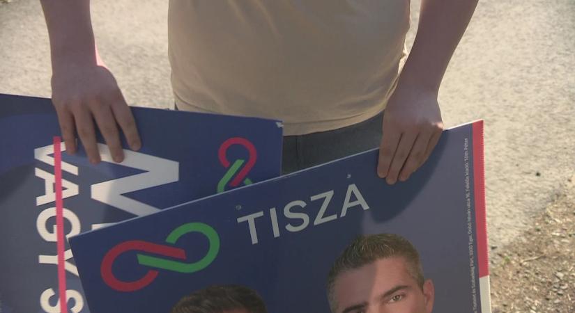 „Nem szállítok szemetet” – nem engedte fel a buszsofőr a tiszás plakátot tartó fiúkat Pásztón