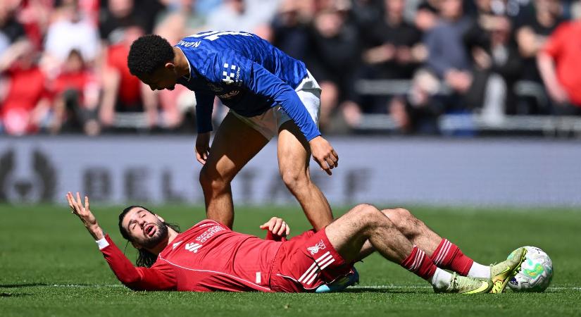 Ezért nem járt piros: Szoboszlai hajába kapaszkodtak a derbin - videó