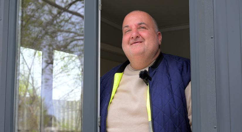 Összefogtatok érte, és sikerült: a hajléktalanszállóról indult Laci élete alig 5 nap alatt fordult meg