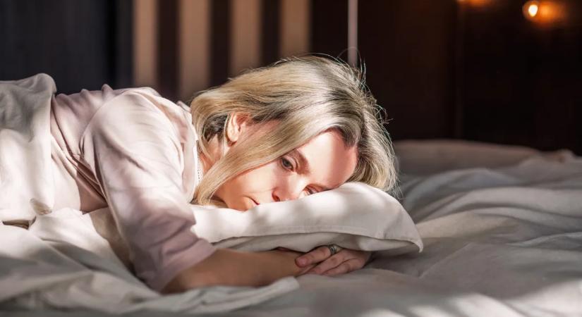 Alvás párna nélkül? Így segítheti az egészségedet