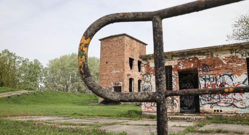 Gigantikus üzenőfallá vált a rejtélyes szolnoki zsilipház – videóval, galériával