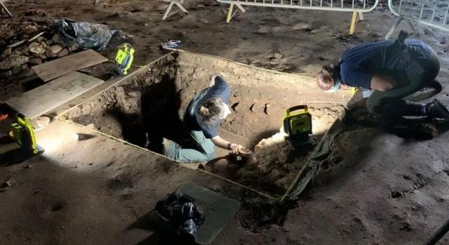 Vízilovak és ősemberek nyomai egy walesi vár alatti barlangban