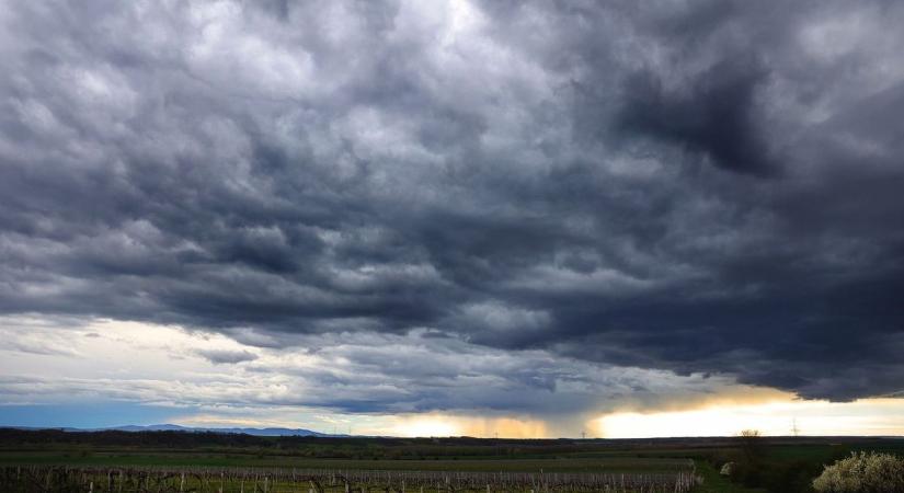 Kiadták a figyelmeztetést, esővel, jéggel csaphat le a hidegfront Hajdú-Biharra!