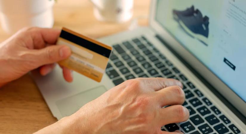 Így ismerhetjük fel a hamis webáruházakat, mielőtt ellopnák a pénzünket