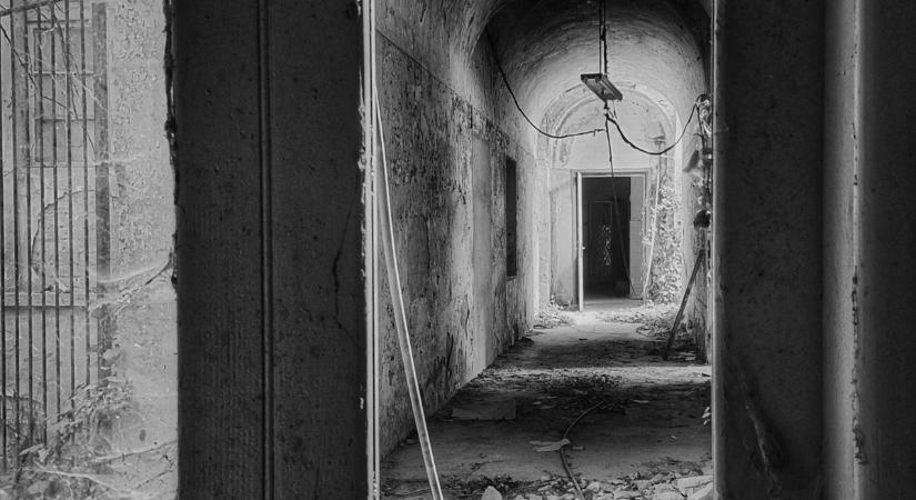 Fehér alak a folyosó végén: szellemet kapott lencsevégre a nyíregyházi fotós (galéria)