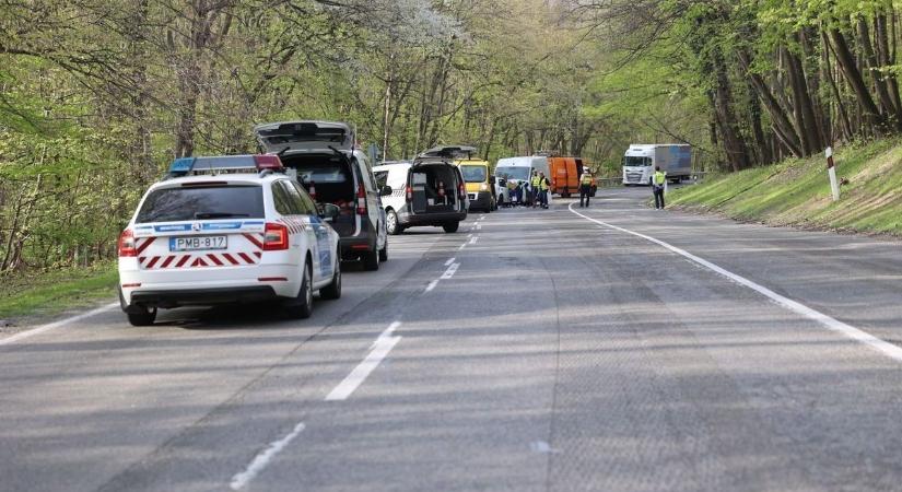 Végzetes előzés: fiatal férfi vesztette életét a 6-oson történt balesetben
