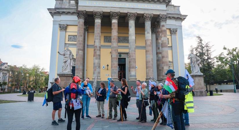 40 napon át zarándokolnak gyalogosan, vasárnap Egerben pihentek meg