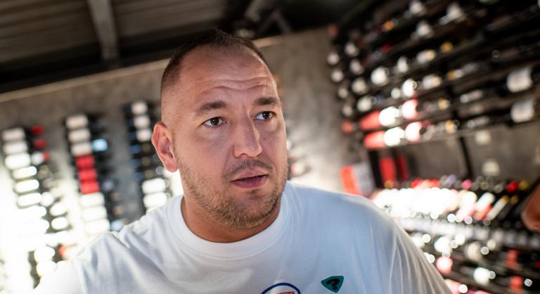 Turpisságot vélnek felfedezni Curtis fotóján, szavazzon: Ön szerint hol van, Kolumbiában vagy Csopakon?