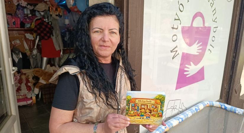 Agyvérzés miatt kórházba került kisfiúnak gyűjt a makói Motyóbolt