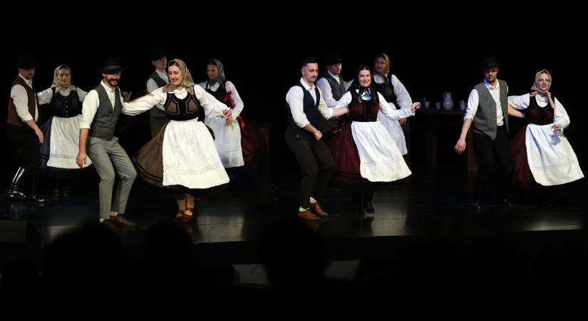 Fergeteges táncgálával ünnepelte fennállásának 30. évfordulóját a Mayossa Táncegyüttes  fotók