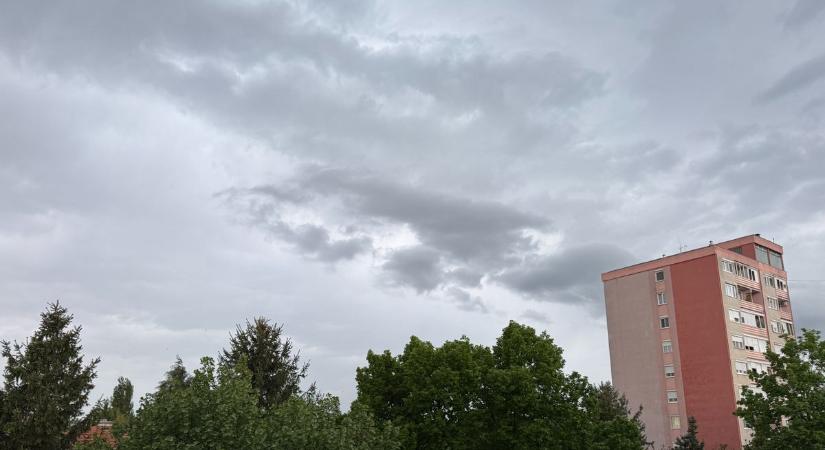 Megérkezett a vihar! Sötét felhőkkel és zivatarral tört be a hidegfront a zalai városba (videó)