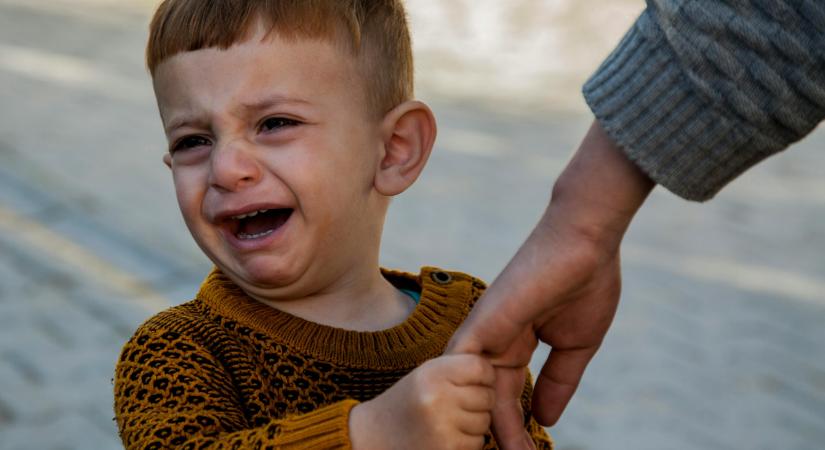 Mit tegyél, ha épp teljesen kiborul a gyereked? Szakértők szerint ez a kulcs