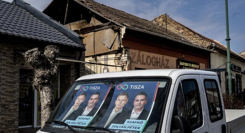 Tiszás plakátjaik miatt nem engedte fel a buszsofőr a kamaszfiúkat Pásztón