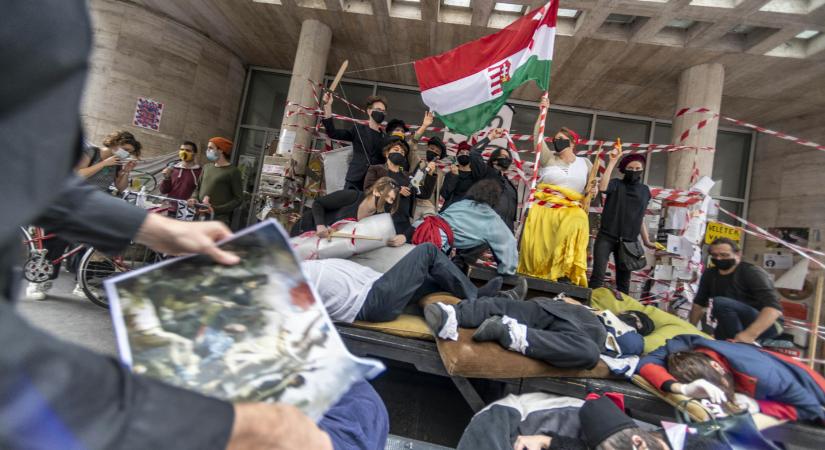 Karafiáth Orsolya: Fáradt vagyok. Szomorú. Nem tudok békejobbot nyújtani