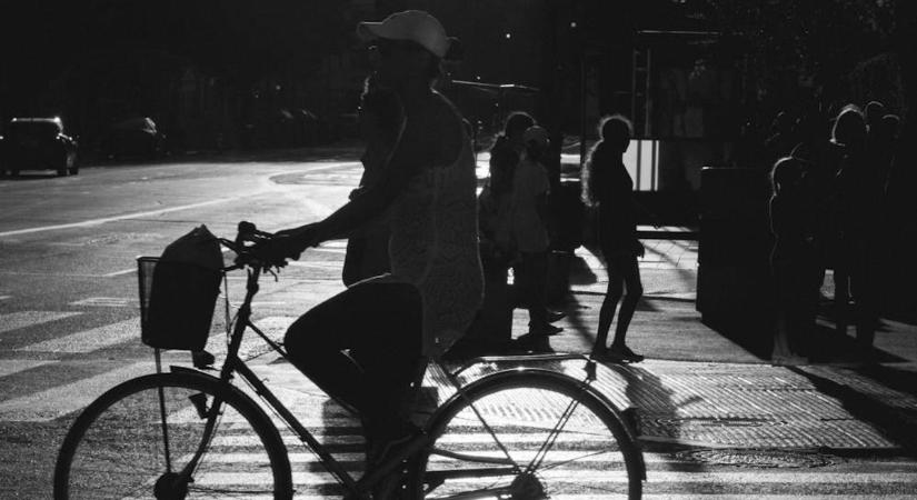 Undorító farokfantom sokkol Óbudán – biciklizés közben csinálja