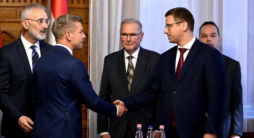 Így fogott kezet Magyar Péter és Gulyás Gergely, Milák Kristóf visszatért, virágszőnyeg és nepáli újév: Ez volt a hét képekben