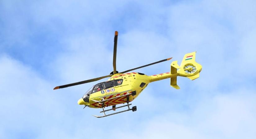 Összeesett egy férfi a hajdú-bihari telephelyen, mentőhelikoptert kellett hozzá riasztani