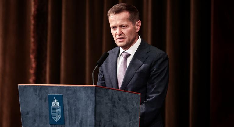 Krausz Ferenc alapítványa belpolitikai okokra hivatkozva kihátrált a Nemzeti Tudósképző Akadémia finanszírozása mögül