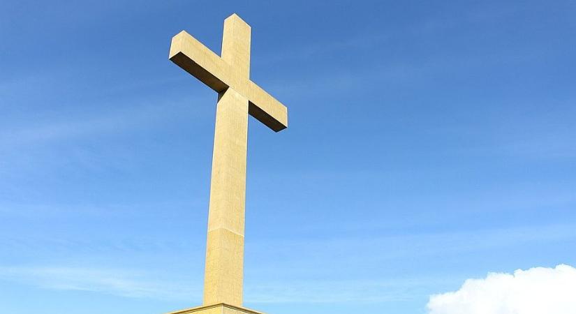 Mintegy tizennégy méter magas keresztet épít a minisztérium