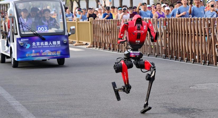 Humanoid robot döntött emberi világcsúcsot a pekingi félmaratonon