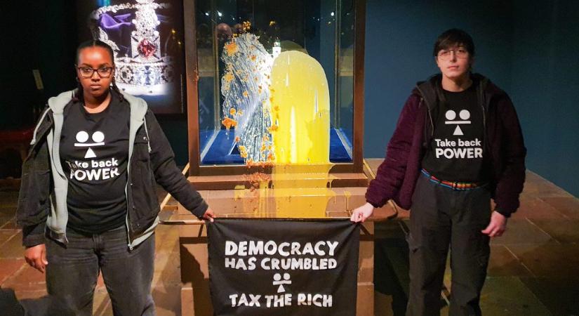 Megdobálták a brit koronaékszereket, bíróság elé kell állniuk