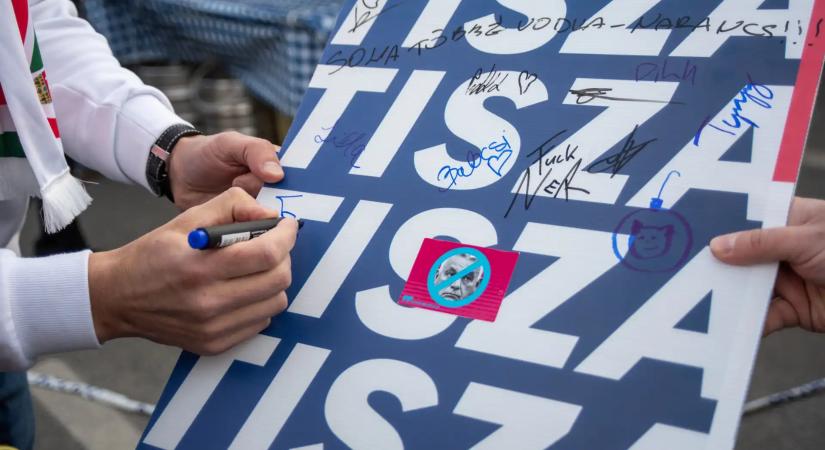 „Nem szállítok szemetet” – tiszás plakátok miatt tagadta meg a fuvart egy pásztói buszsofőr