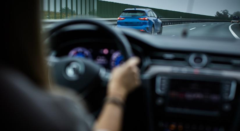 Ilyen matricát találtál az autódon? Azonnal lépj, mert brutális bírság jöhet