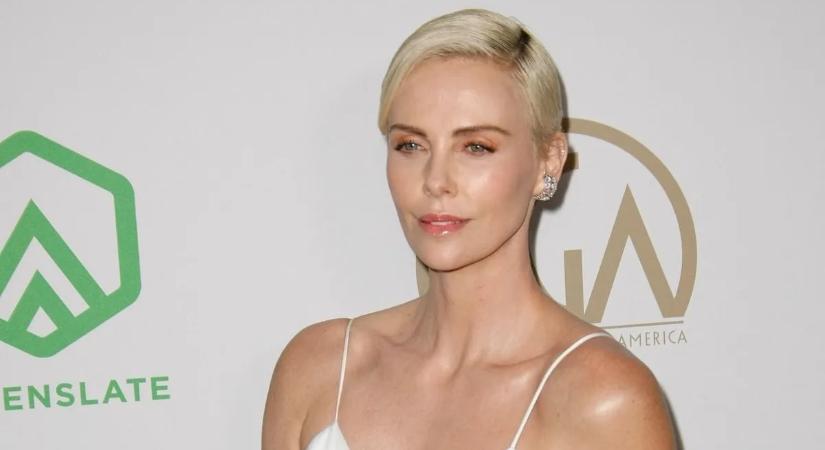Sötét titok derült ki Charlize Theron múltjából: anyja gyilkosságot követett el