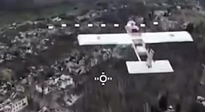 Videón, ahogy egy ukrán drón sörétes puskával lelő egy orosz drónt