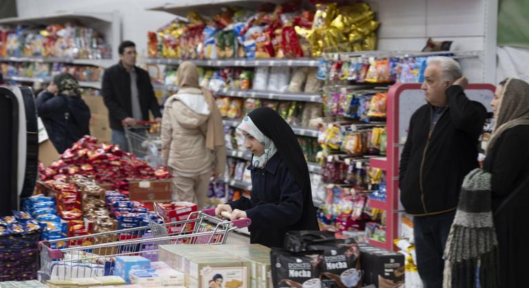 Élelmiszer még van Iránban, de a bankok előtt már egyre hosszabbak a sorok