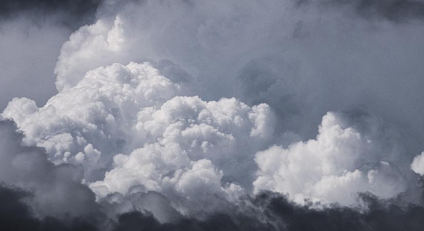 Szünetre megy a tavasz, 5 vármegyére figyelmeztetést adtak ki: zivatarokkal, jégesővel és viharokkal csap le a hidegfront