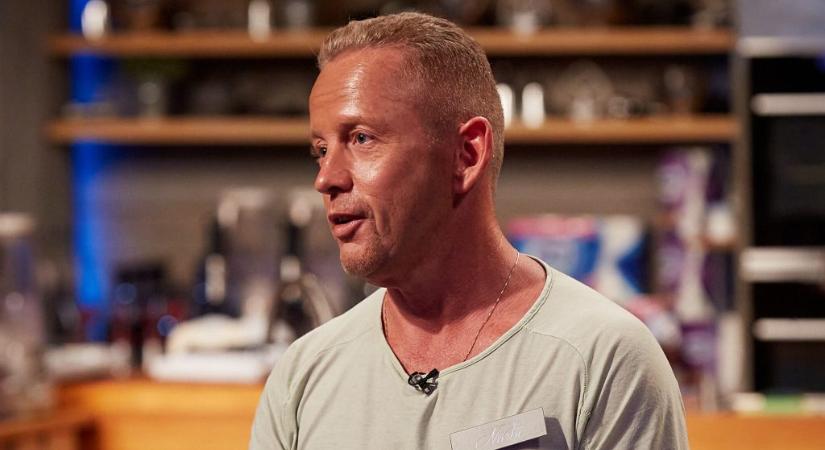 „A pénz nem boldogít, de…” – különös pólót választott 55. születésnapi bulijára Schóbert Norbi