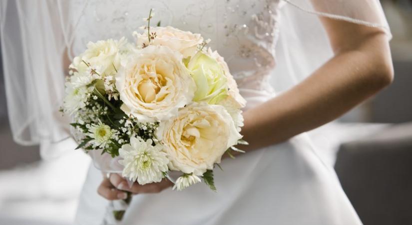 Az esküvő előtt pár perccel fekete festékkel öntötte le a menyasszonyt a sógornője